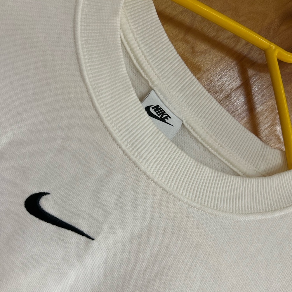 Nike Women’s White Oversized Sweatshirt Small - Picture 4 of 5